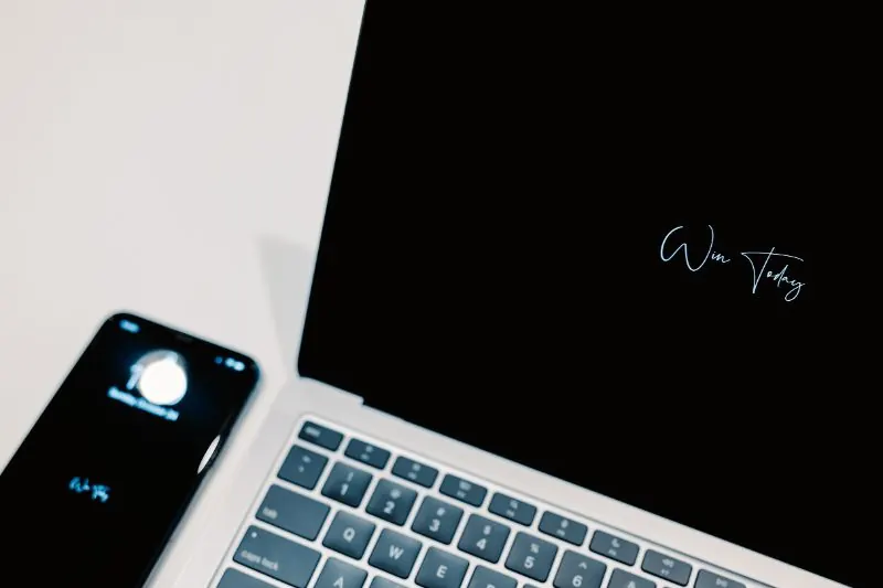 Win Todayが待ち受け画面のPC用とiPhone