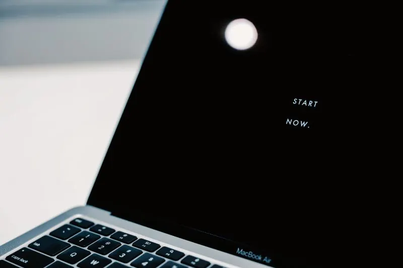 英語のパソコン待ち受け画面「start now」