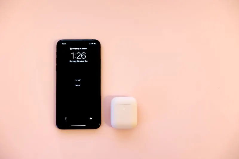 AK-English Akane作のスクリーンセーバーが待ち受け画面のiPhoneとAirPods